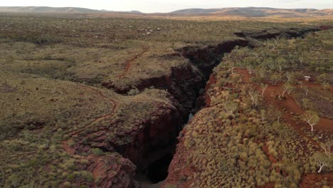 Drone-video-of-Beautiful-Joffre-Gorge-in-Karijini-National-Park,-Pilbara,-Western-Australia