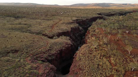 video de avión no tripulado de la hermosa garganta de joffre en el parque nacional karagini, pilbara, australia occidental