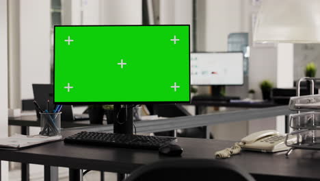 Desk-with-computer-shows-greenscreen