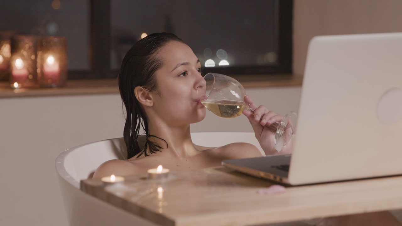 욕조에서 목욕하는 여자 1