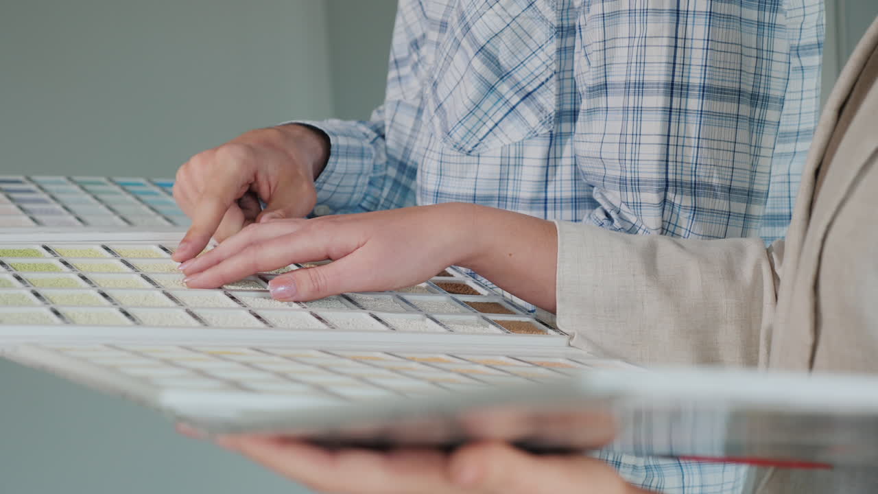 una pareja joven elige materiales para la construcción y reparación de la casa
