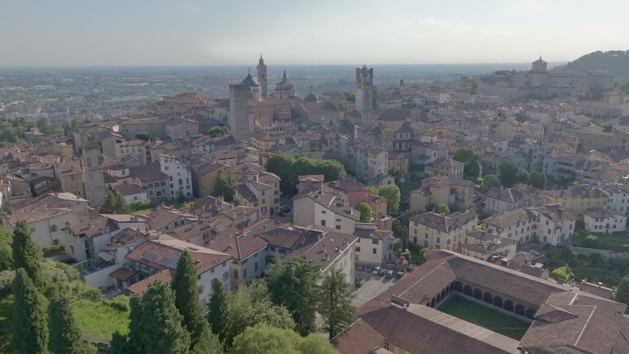 bergamo, italia, lombardía: un típico pueblo antiguo