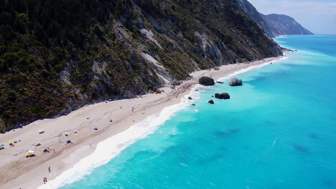 Turkuaz suyuyla büyüleyici bir plajın havadan görünümü