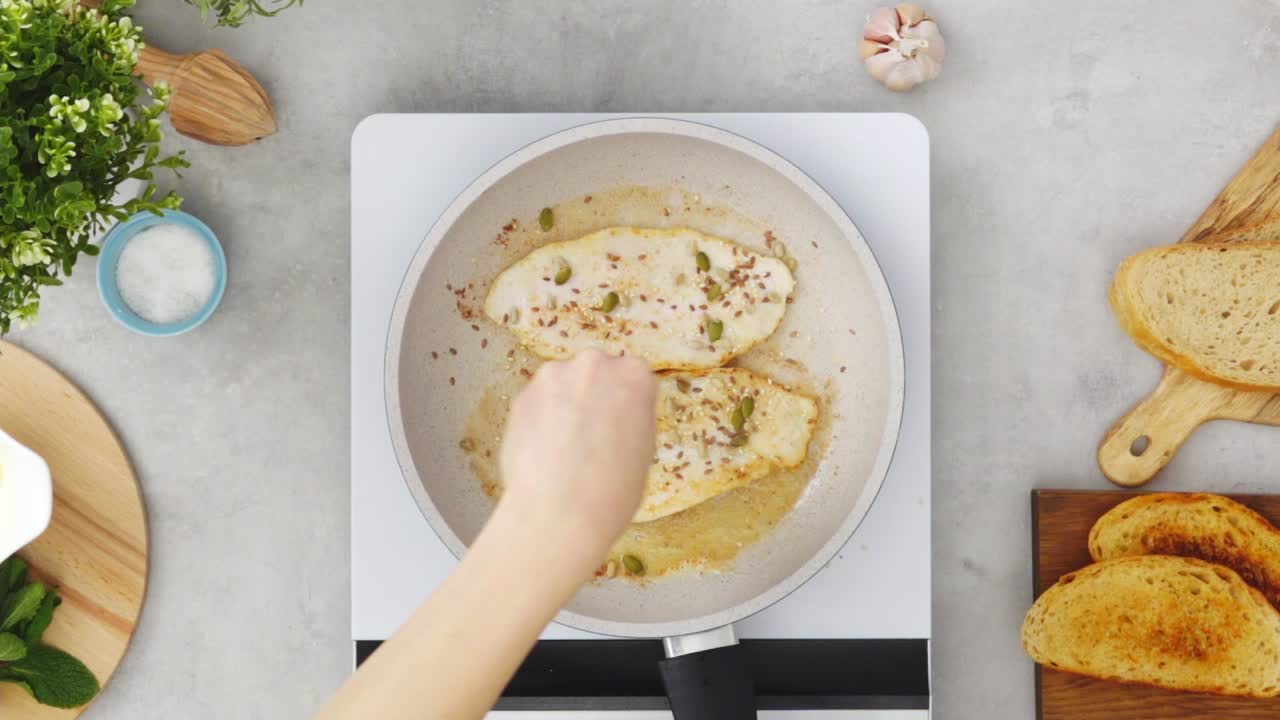 식사 준비 중에  ⁇  필레를 양념하는 작물 사람