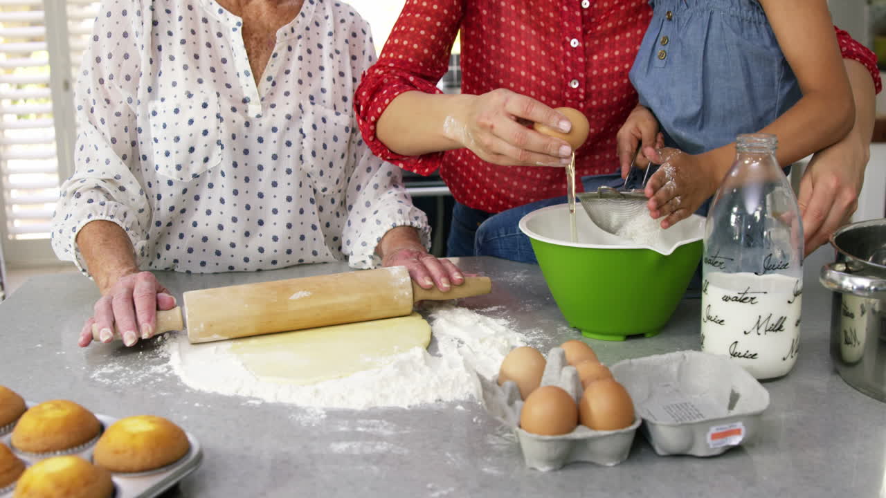 una familia linda preparando un pastel