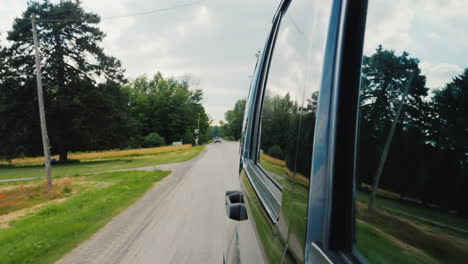 Reiten-Auf-Einem-Amerikanischen-Vorort-Blick-Aus-Dem-Fenster-Eines-Geländewagens