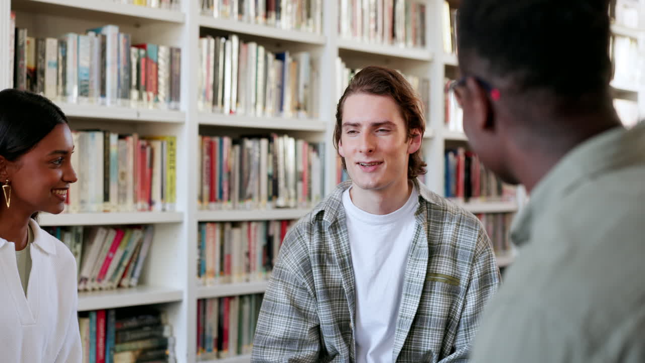 biblioteca, discusión de los estudiantes