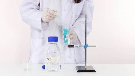 observación de la reacción química entre el sulfato de cobre y el naoh