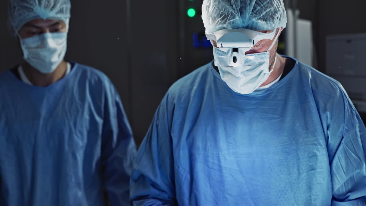 cirugía, equipo de médicos y tijeras en operación