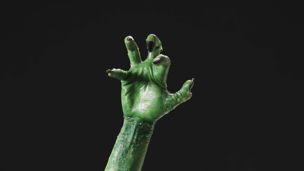 Video di una mano di mostro verde di Halloween con spazio personalizzabile su sfondo nero