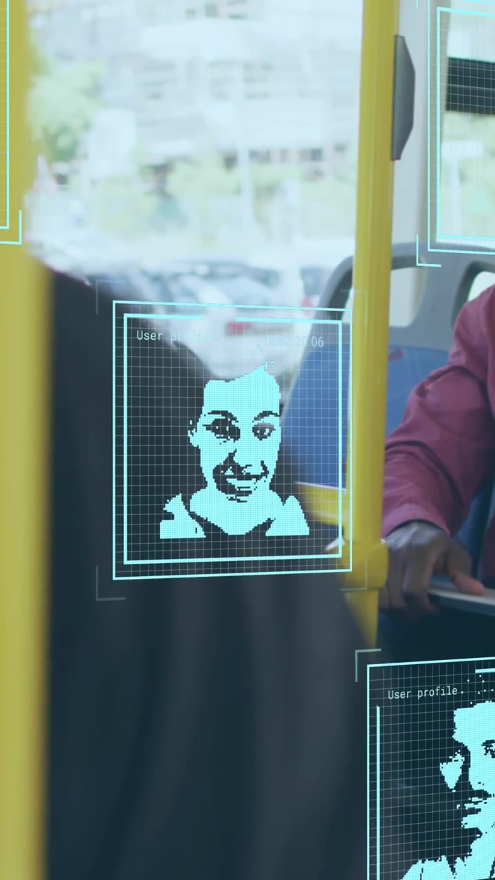Animaatio skannereista, jotka käsittelevät muotokuvia afroamerikkalaisen miehen yllä kasvomaskissa bussissa kannettavan tietokoneen kanssa