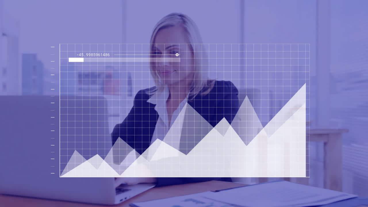 animación del procesamiento de datos financieros sobre una mujer de negocios caucásica que usa una computadora portátil en la oficina