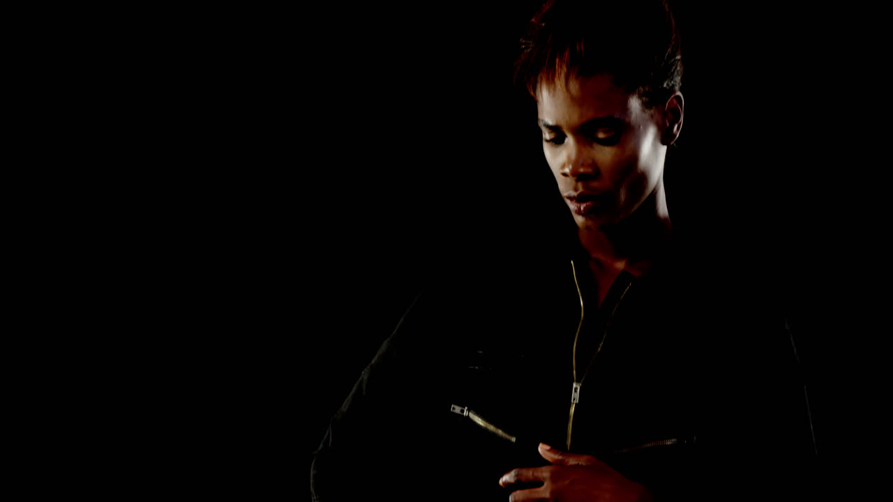 검은 바탕 에 포즈 를 취하고 있는 남성