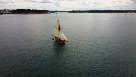 Vista-Aérea-Del-Barco-Corsario-De-Madera-Le-Renard-Navegando-A-Lo-Largo-De-La-Costa-De-Saint-Malo,-Francia