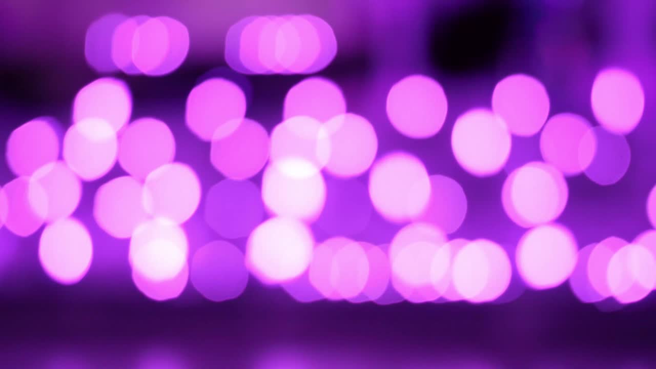 fondo de bokeh abstracto púrpura de la luz de la linterna thai lanna por la noche. conceptos de celebración en el festival yi peng.
