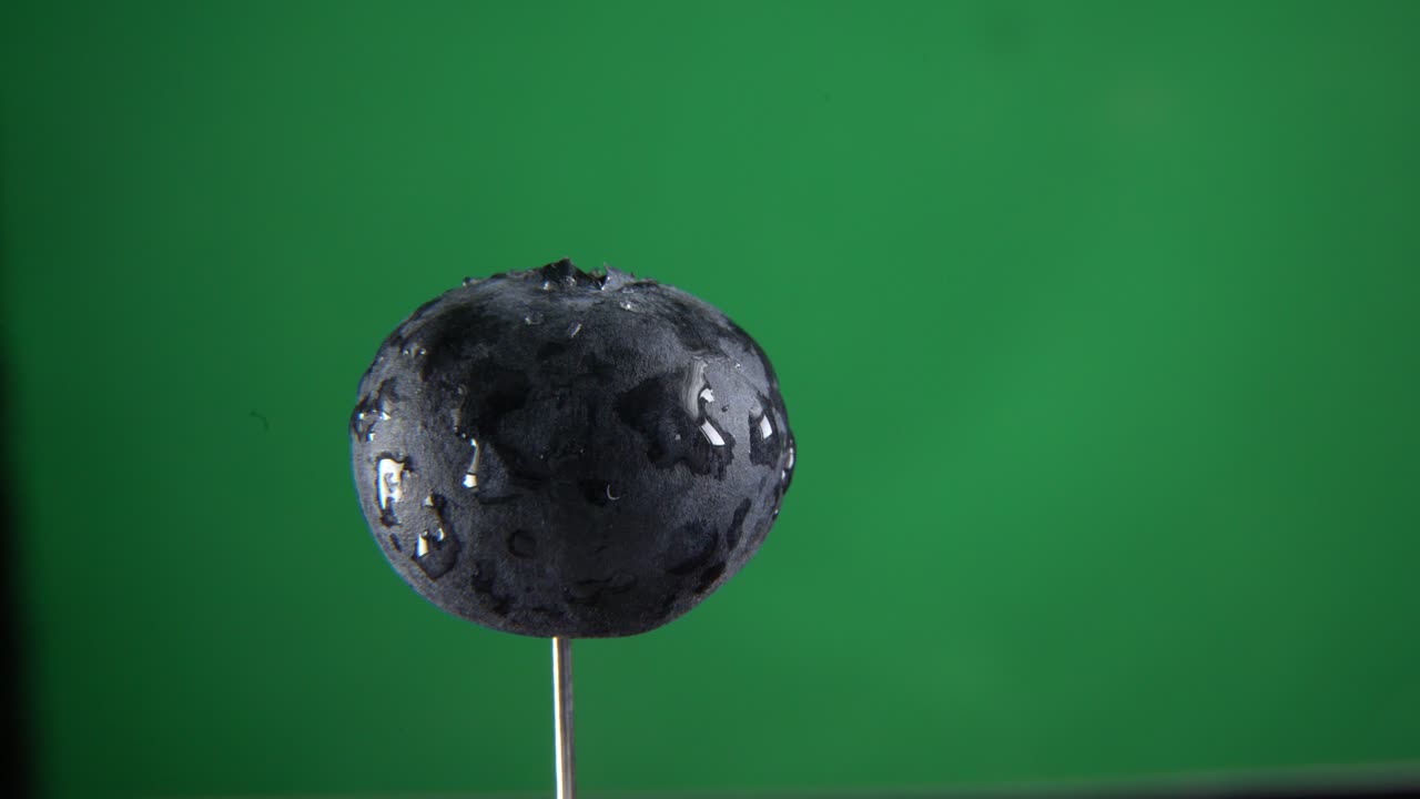 크로마 키를 위해 녹색 화면에 루프와 함께 회전하는 블루베리