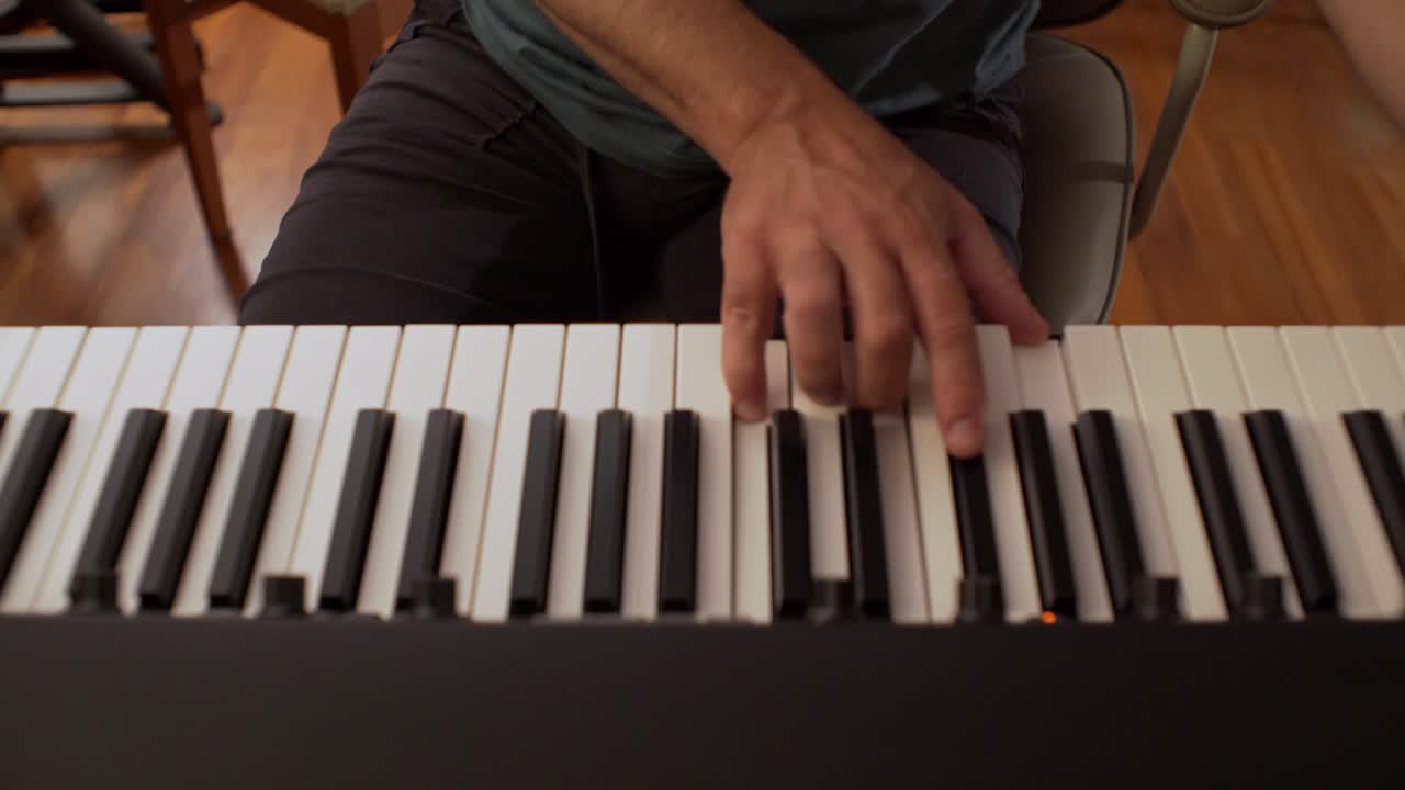 músico masculino caucásico toca un sintetizador