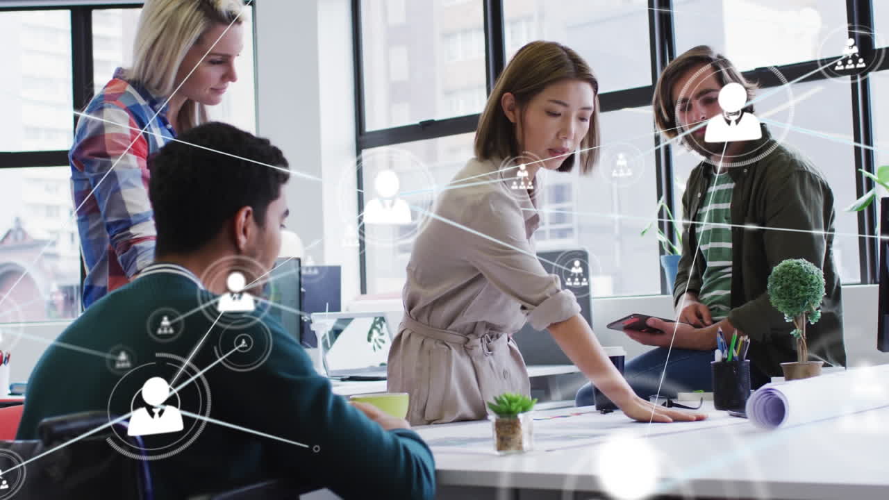 다양한 동료들이 사무실에서 함께 토론하는 프로필 아이콘의 네트워크의 애니메이션