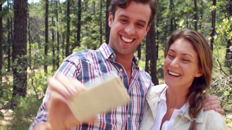 Smiling-couple-on-a-hike-taking-a-selfie