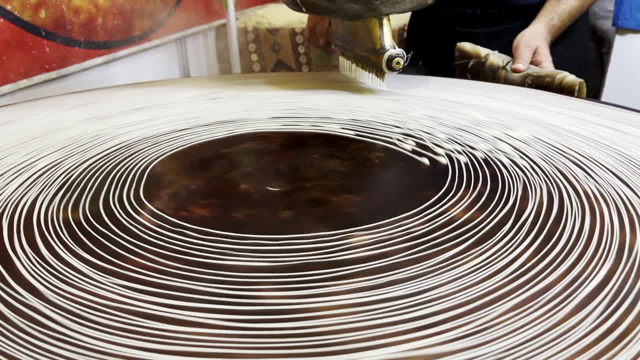 시럽에 구워진 개진 반죽, 어진 견과류로 여