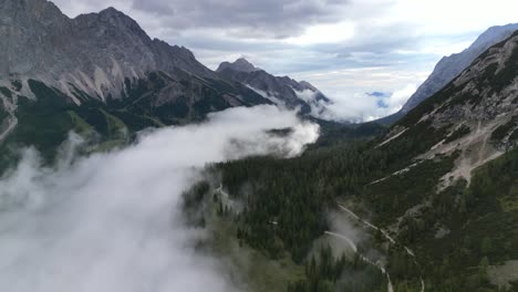 Dramatische-Berglandschaft-In-österreich-Drohne-Geschossen-Fliegen