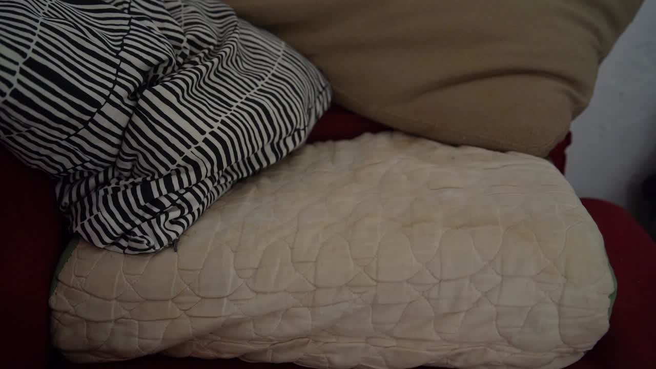 얼룩진 더러운 베개, 노란색 얼룩진 오래된 베개