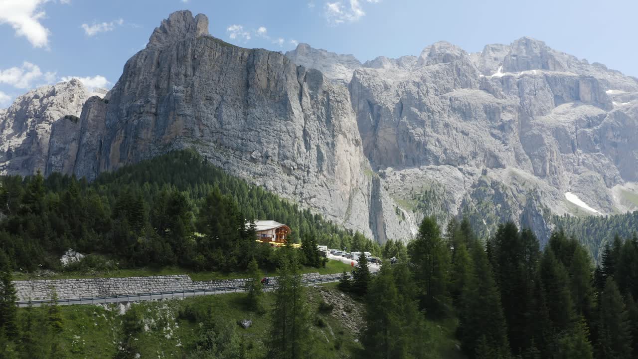 Ciclista su una strada in una splendida area montuosa naturale, con le Dolomiti italiane sullo sfondo
