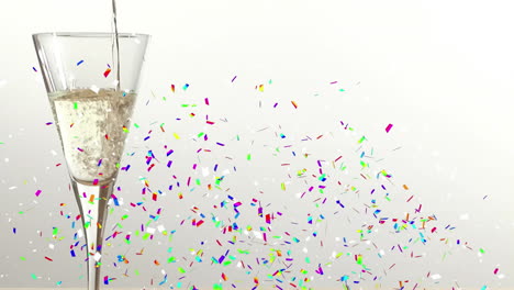 animación de champán vertiendo en vasos y confeti explotando sobre un fondo blanco