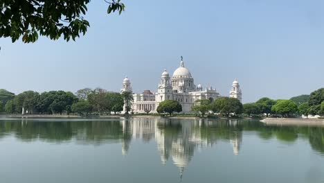 Hermosa-Vista-De-Victoria-Memorial-Kolkata-Con-Lago-En-Primer-Plano