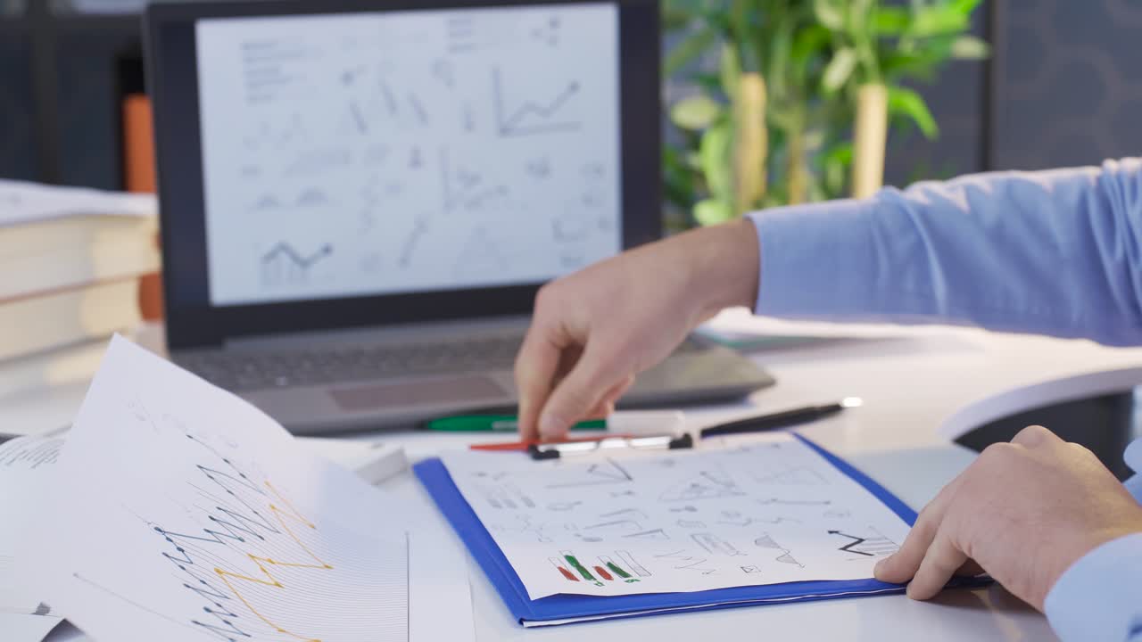 analizando gráficos, datos financieros, leyendo.