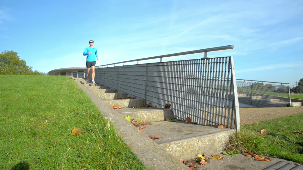 corredor hombre corriendo al aire libre en el parque