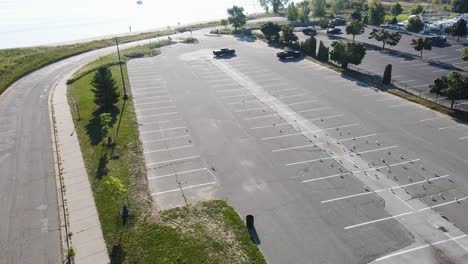 drone descendiendo en picado cerca de gaviotas en un estacionamiento