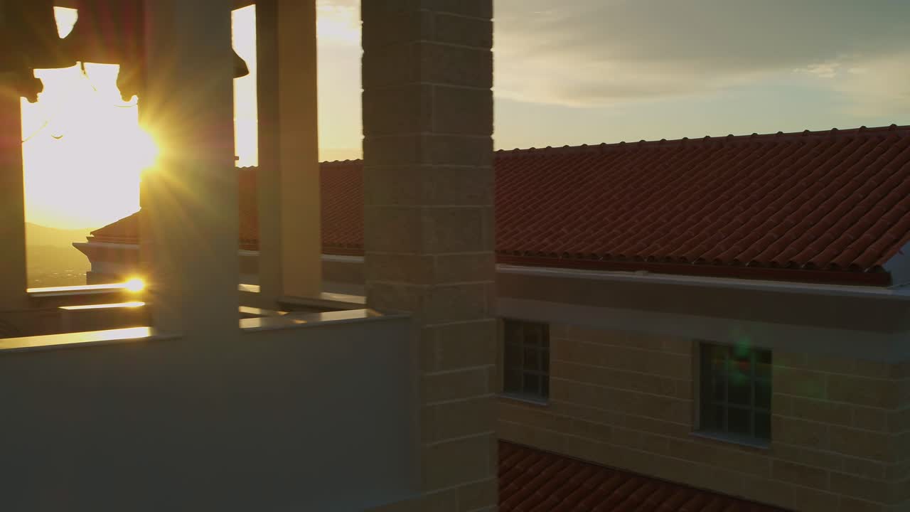 aéreo - iglesia ortodoxa al amanecer sol que se enciende entre