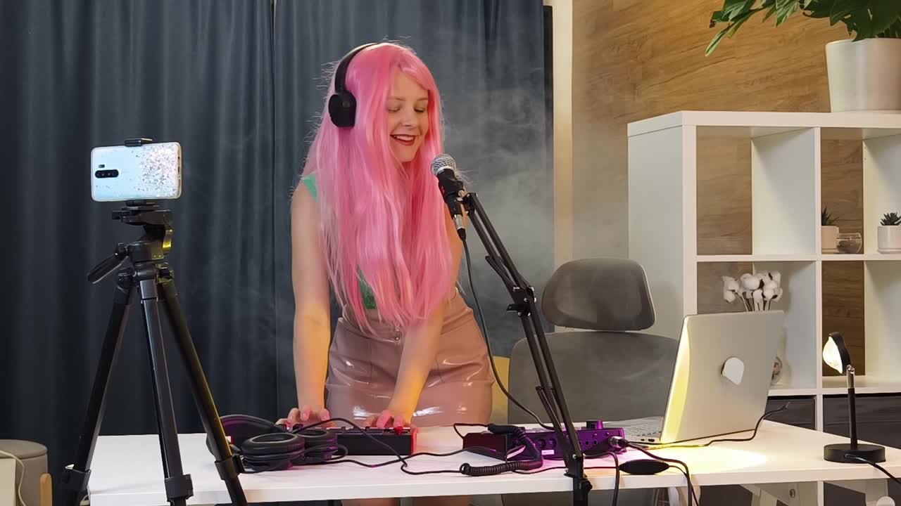 여성 홈 스튜디오에서 스트리밍 또는 캐스팅