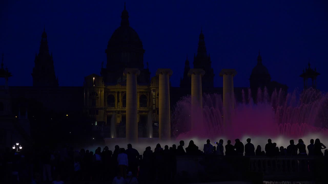 스페인 바르셀로나 국립 궁전 앞의 아름다운 조명 쇼와 춤추는 분수
