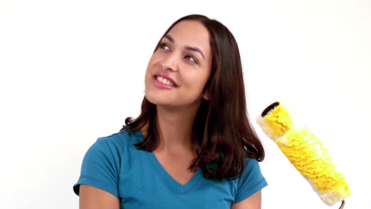 mujer casual pintando su pared