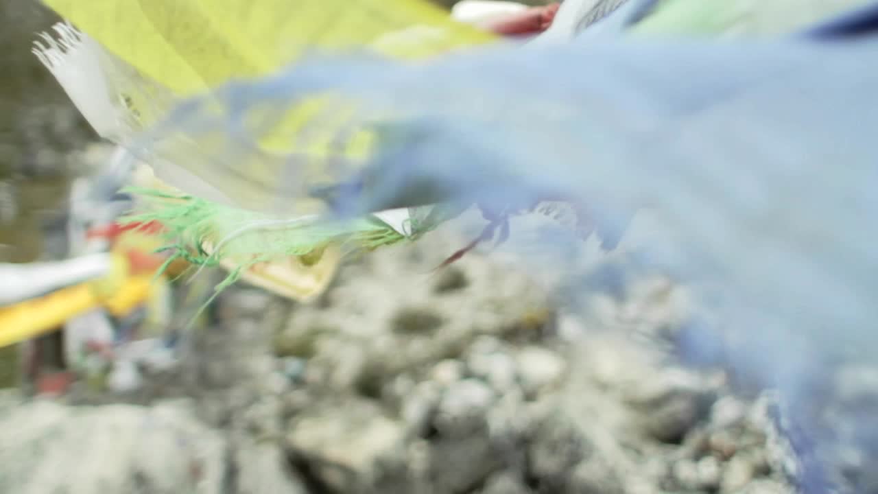 초르텐에서 흘러내리는 기도 깃발