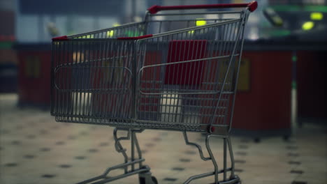 supermercado vacío cerrado debido a la epidemia de coronavirus covid-19