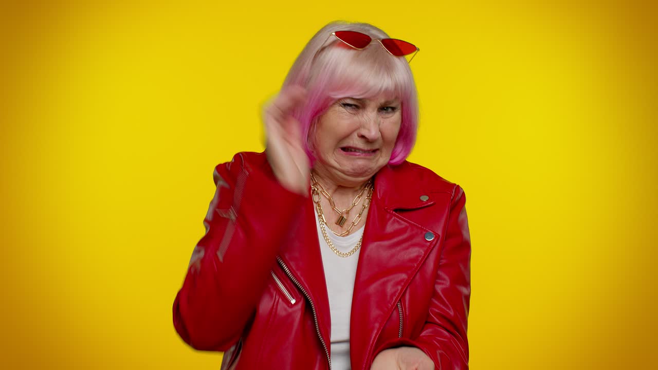 mujer mayor levantando las manos en expresión indignada, preguntando por qué, qué razón de fracaso, irritación