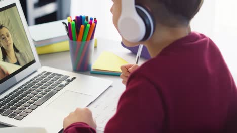 Video-De-Un-Niño-Haciendo-Ecuaciones-Matemáticas-Durante-La-Educación-En-El-Hogar