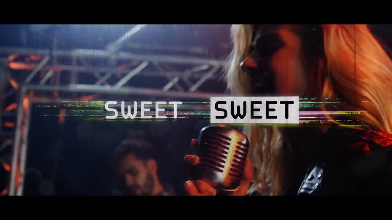 animación de dulce en texto blanco y negro con distorsión colorida sobre una mujer cantando en una banda