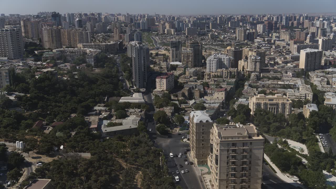 Un timelapse di Baku in Azerbaigian a metà giornata, con molte auto, una ripresa ravvicinata e molto movimento