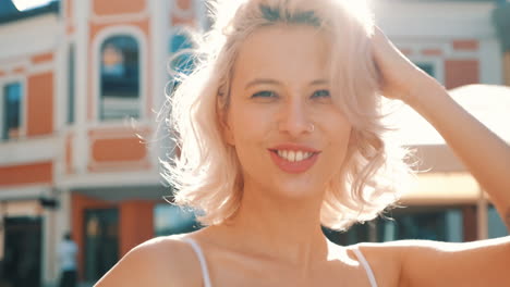 mujer sonriente en la ciudad