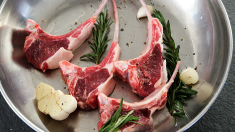 chuletas de carne y ingredientes en el plato