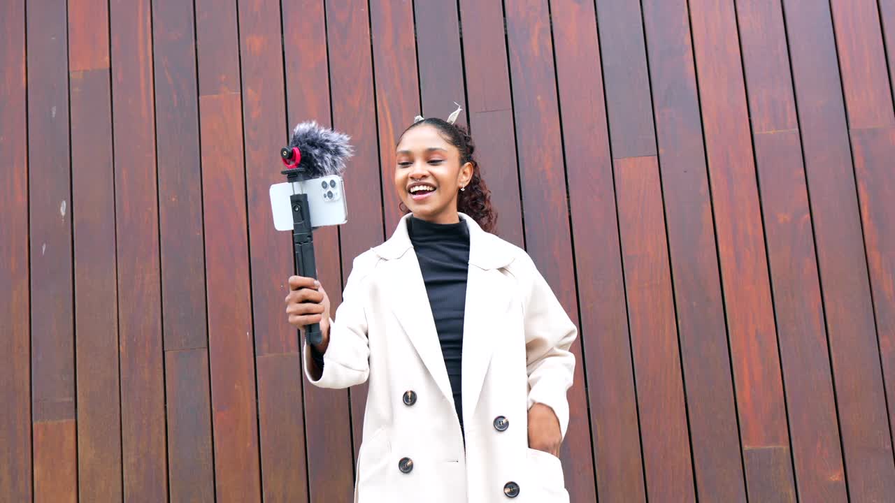 Kvinde, der vlogger med mobiltelefon