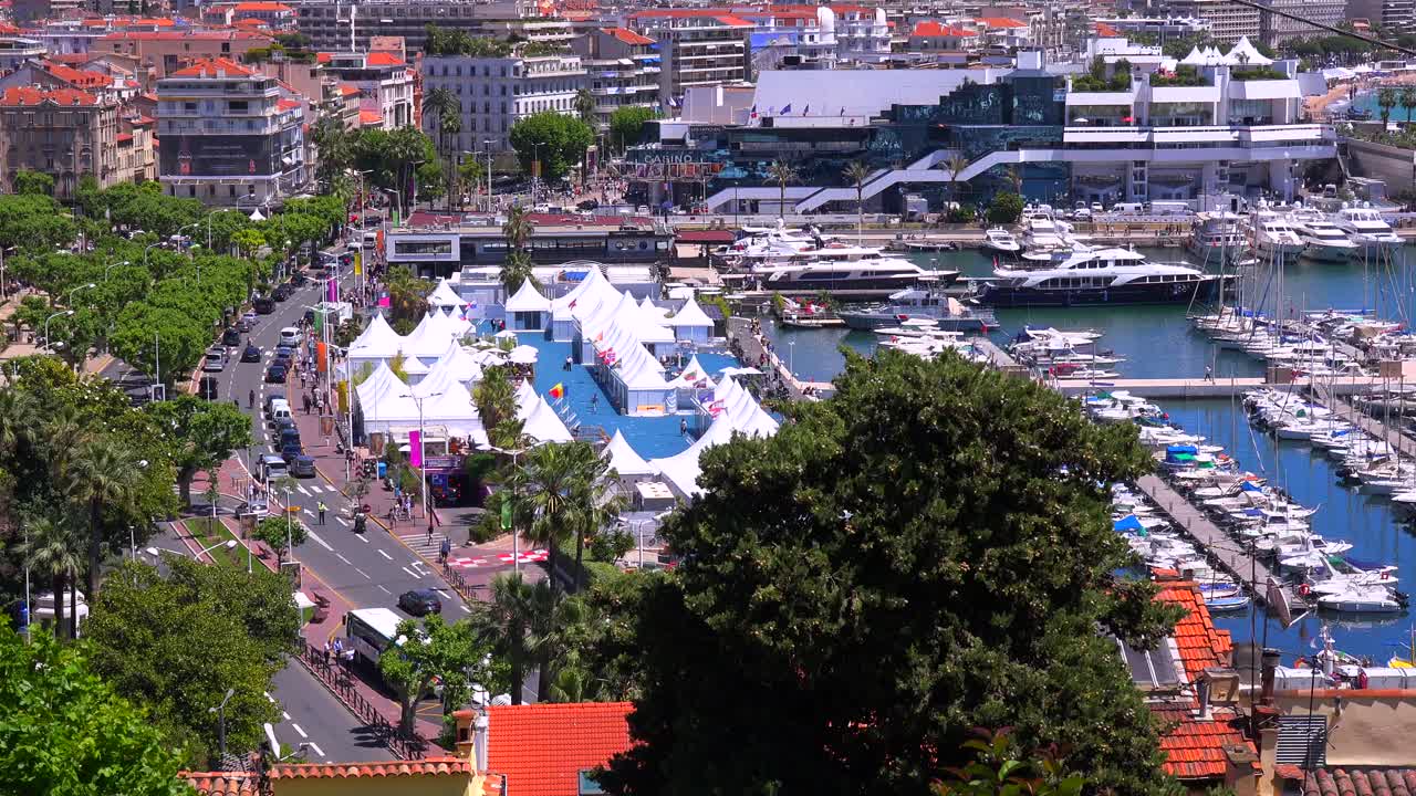 도시 풍경과 칸 프랑스 항구를 가로지르는 전망