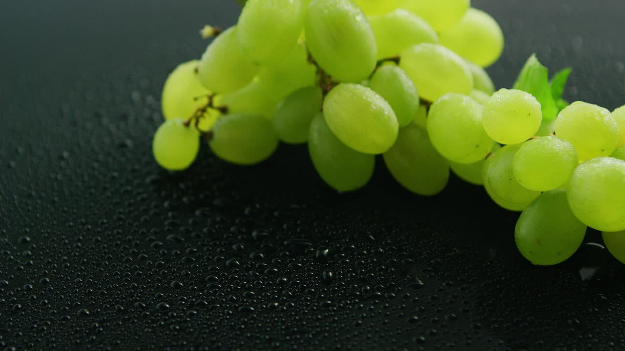 uvas verdes en mesa mojada