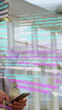 animación del procesamiento de datos sobre un trabajador caucásico usando un teléfono inteligente
