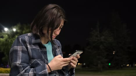 Night-sitting-girl-texting-message