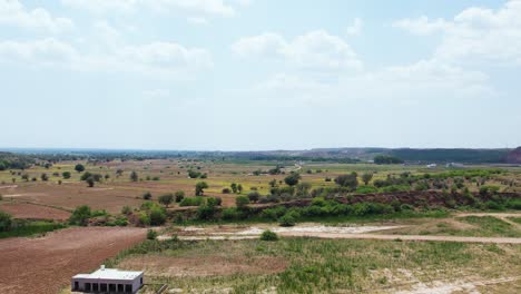 Imágenes-Aéreas-De-Un-Campo-De-Heno,-Campo-De-Trigo